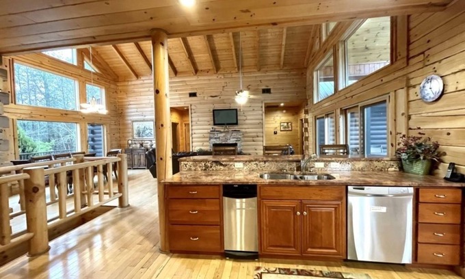 Tellico Plains Cabina | A true log cabin with 360 degree mountain views - Pet and Motorcycle friendly! 5 Bedroom Cabin by RedAwning