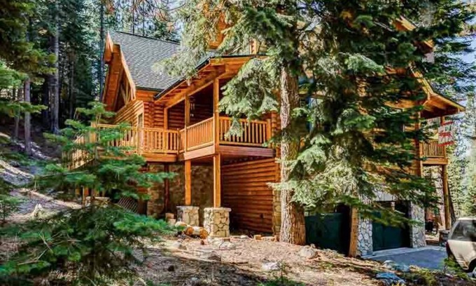 Pioneer Trail Casa | Un verdadero registro de Tahoe rodeado de bosque