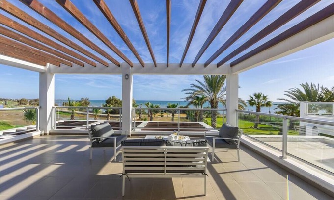 Pervolia Villa | Verdaderamente espectacular FirstLine Sea Front Villa en el hermoso pueblo de Pervolia