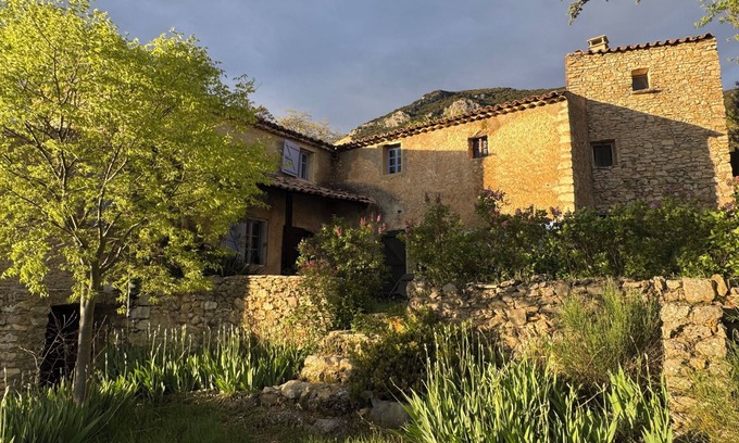 Rustrel Casa | A typical sheepfold between Ventoux and Luberon
