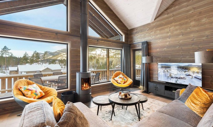 Kviteseid Casa | A unique and modernly furnished holiday villa! Quietly located with a view of Lake Vråvatn. Suitable for 8 people.
