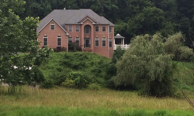 Cockeysville Casa | Una casa unifamiliar única y privada con 5 acres de privacidad.