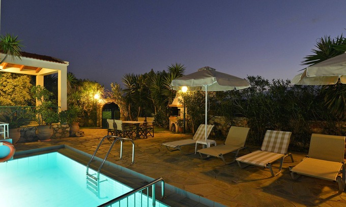 Drapanos Villa | Una villa con piscina privada y una vista panorámica impresionante de la bahía de Souda
