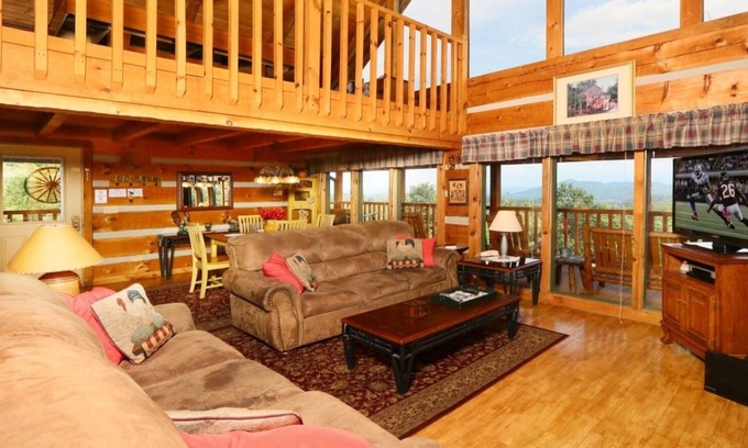Gatlinburg - Pigeon Forge Cabina | A Walk In The Clouds: Cozy 2BR cabin in Sevierville with stunning mountain views.