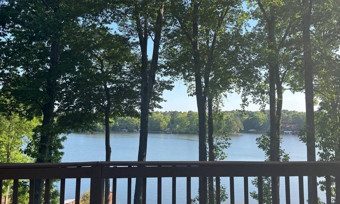Bracey Casa | A Ward Winning ViewsnFabulous 5-bedroom house on Lake Gaston - Great Creek