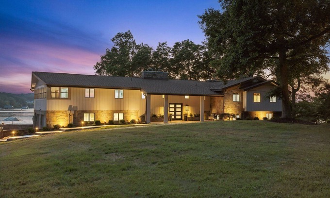 Stafford Casa | A waterfront retreat with amazing views and luxurious amenities!