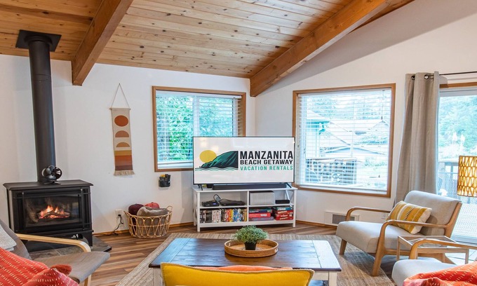Manzanita Casa | A Wave Away, close to the beach, dog friendly, one level!