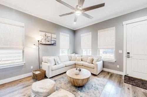 Laguna Beach Estates Casa | A Wave From It All