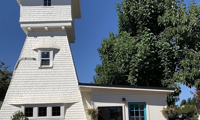 Oregon City Casa | A welcoming 1905 watertower on a beautiful flower farm with a hot tub