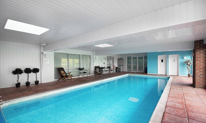 Saintbury Cabina | A wonderful Lodge with its own completely private heated indoor swimming pool.