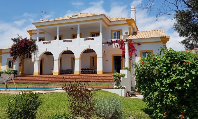 Carvalhal Villa | Una casa típica maravillosa, a 400 metros de la playa, con vistas a la duna de arena y al lago