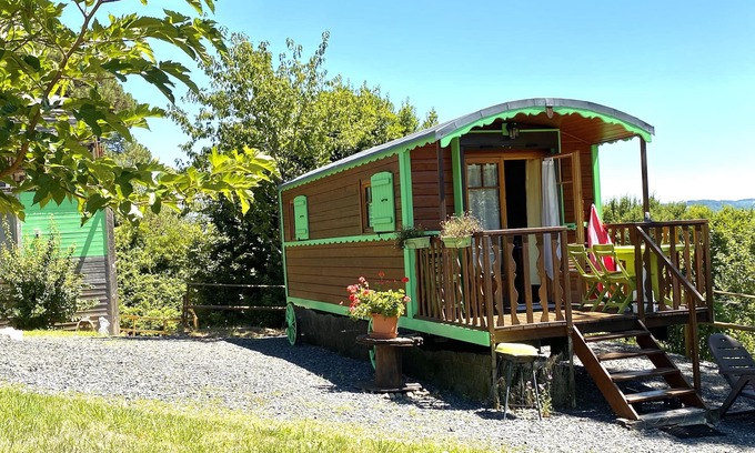 Cublac Chalet De Esquí | Una cómoda cabina de madera, ducha y WC y 160 camas.