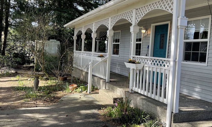 West Haven-Sylvan Cabaña | A Woodland Cottage in suburban Portland