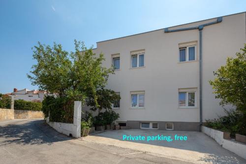 Stobrec Apartamento | A2 apt near beach w patio parking and grill
