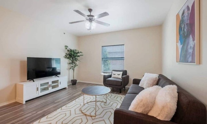 Medical Center District Apartamento | AA4 l NEWLY Updated l 4-min to Medical Center l 2BR & 2BA l Monthly rental
