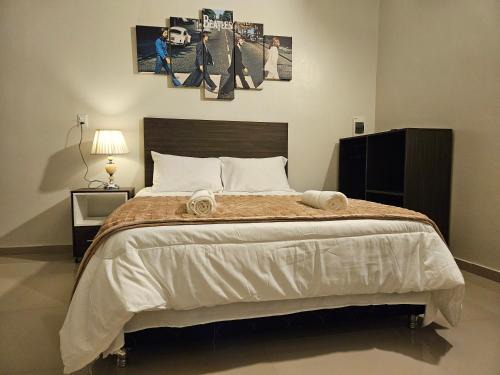 Fernando De La Mora Apartamento | Abbey Road Inn I