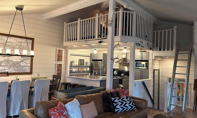 Fontana Condominio | Abbey Springs two-level 3 bedroom condo