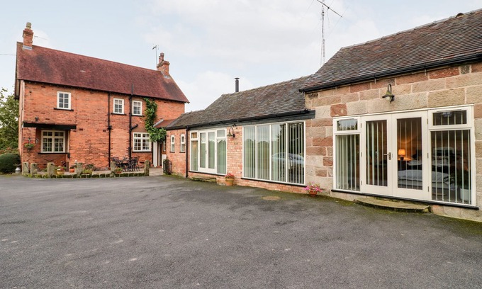 Denstone Cabaña | ABBEY VIEW FARM COTTAGE, pet friendly, with open fire in Alton