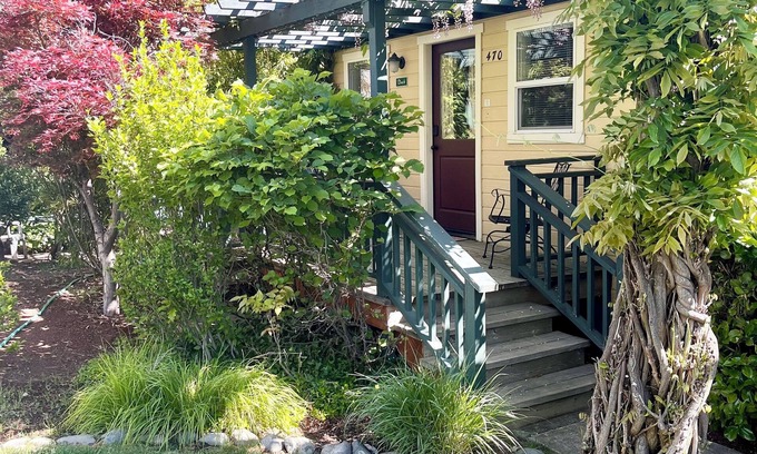 Ashland Cabaña | ABBOTT'S COTTAGES- Duck cottage. 1 bedroom/1 bath, walking distance to downtown!