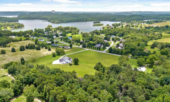 Spring City Casa | Abby Mae Country Home 6Bedroom, 7Bath on 13 Acres in Rhea County