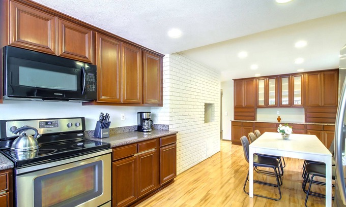 West San Jose Casa | ABK: Cheerful and Spacious 10min to Apple HQ, Shops