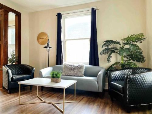 Evansville Apartamento | Abode à la Mode/Centrally Located 2BR/1BA Home