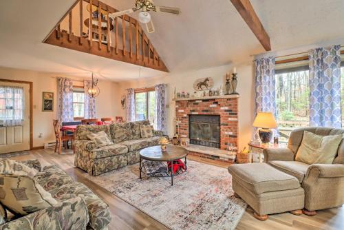 Jim Thorpe Casa | about 1 Mi to Lake Secluded Poconos Home with Decks