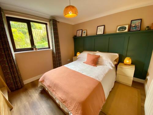 Mevagissey Apartamento | About Time Meva - stylish two-bedroom, dog-friendly home-from-home with parking and garden