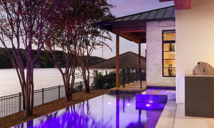 Watersedge Casa | Above Austin Diamond on Lake Austin