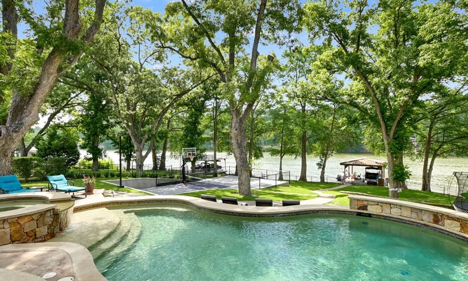 Lower Basin Lake Travis Casa | Above Casa TranquilityI Lake Austin I Pool&Spa l PickleBall I Family Fun