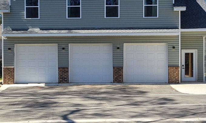 Columbia Apartamento | Above Garage Apartment - Fully Equipped 2 bedroom, 1 bath.
