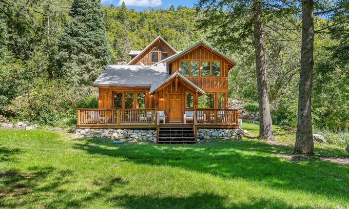 Sundance Cabina | Above It All - Serene Forest Setting, Backs to Stream, Flat Backyard, Updated