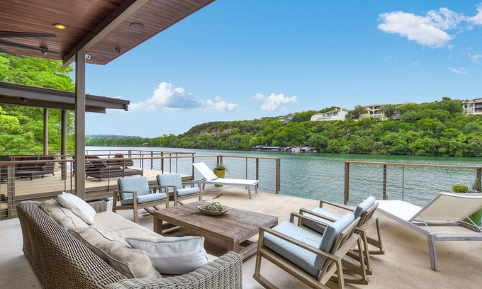 The Ravine Casa | Above Lakeside I Lakefront | Pickleball I Pool/Spa l Firepit I Luxe Services