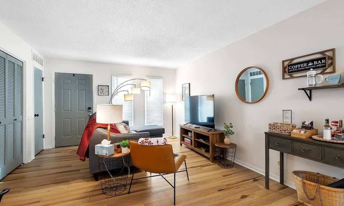 Wichita Apartamento | Above Par-Modern Apartment-King