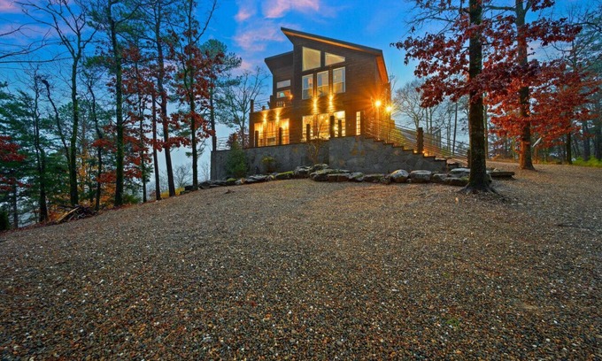 Broken Bow Cabina | Above the Clouds · Mountain Marvel: Scenic Deck, Balcony & Game Room