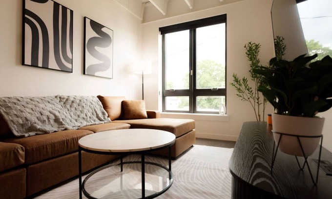 Washington Apartamento | Above The Roots | Sophisticated 1BD Retreat