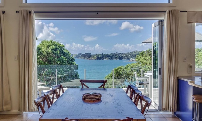 Oneroa Casa | Absolute Beachfront - Oneroa Bay - Enjoy gazing over Oneroa Beach from this impressive 2-story, 3-bedroom holiday house with a Spanish-inspired theme. Accommodating 8 guests who will all enjoy sitting directly beach front. Providing luxurious accommo