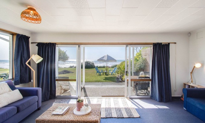 Waimarama Casa | Absolute Beachfront - Waimarama Holiday Home
