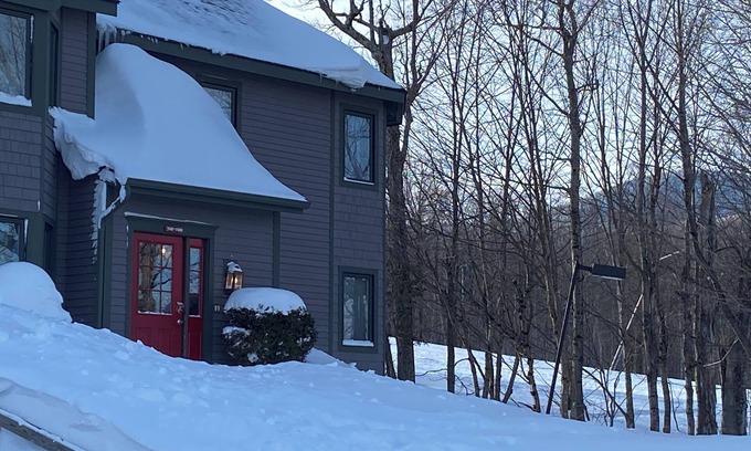 North Troy Condominio | Absolute best ski on-off Slopeside location at Jay Peak