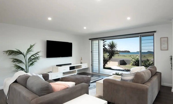 Maloneys Beach Casa | Absolute Waterfront, Amazing Views, Maloneys Beach