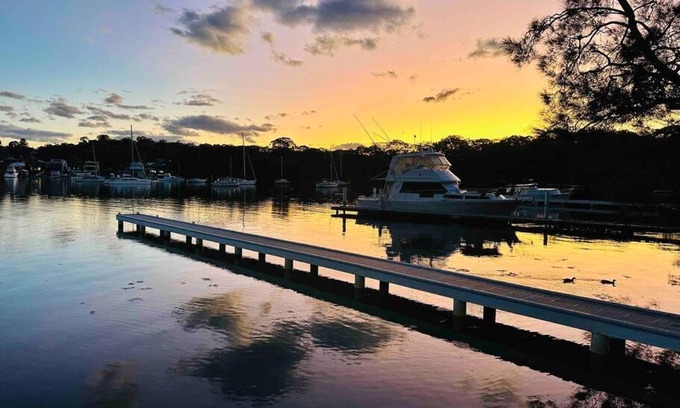 Lake Macquarie City Council Casa | Absolute waterfront home with private jetty