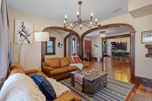 Atlantic City Casa | AC 9 BR 4BA Victorian Manor - 1 Block to Beach