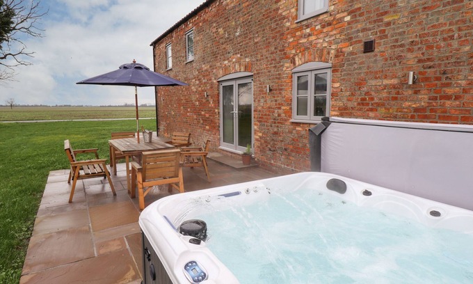 Boston Cabaña | ACACIA BARN, pet friendly, with hot tub in Friskney