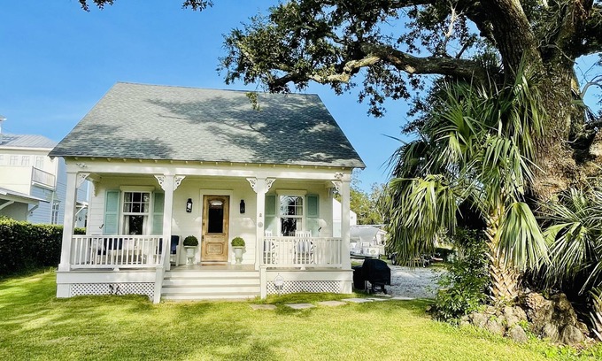 Old Town Cabaña | Acadian cottage 1 minute walk to beach, 5 minutes to Old Town BSL! Best location