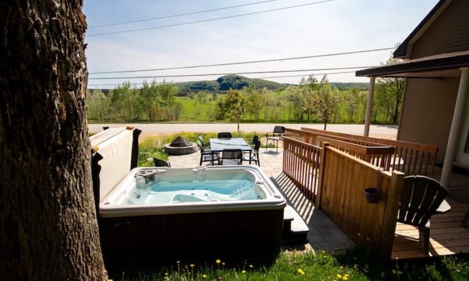 Saint-Leonard-de-Portneuf Casa | Accessible Trails with Private Hot tub and Firepit