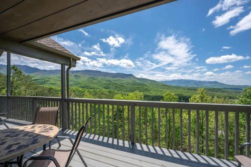 Gatlinburg - Pigeon Forge Casa | Access to 3 pools & pickleball! View! Shuffleboard! Arcade! Hot Tub!