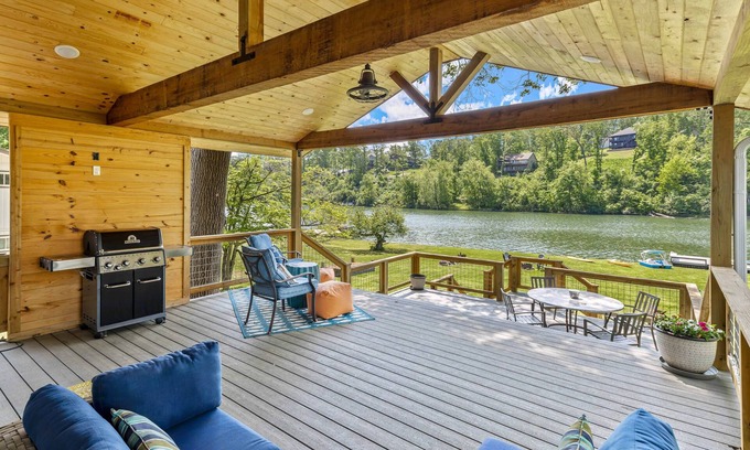 Bella Vista Casa | LAKE, TRAILS, & BEACH: Steps away from your doorstep! Hot Tub now open!