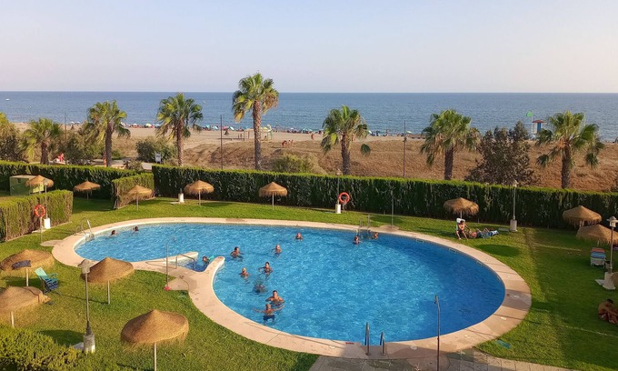 Almerimar Apartamento | Apartamento vacacional accesible 'Victoria' con vistas al mar, piscina y Wi-Fi