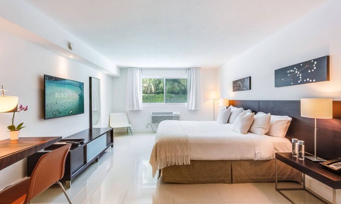 Bal Harbour Apartamento | Accessible Studio with King Size Bed Kitchenette, Steps Away from Bal Harbour Beach