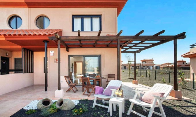 La Oliva Villa | Alojamiento 'Casa Bonita Lajares Fuerteventura' con vistas al mar, piscina compartida y Wi-Fi